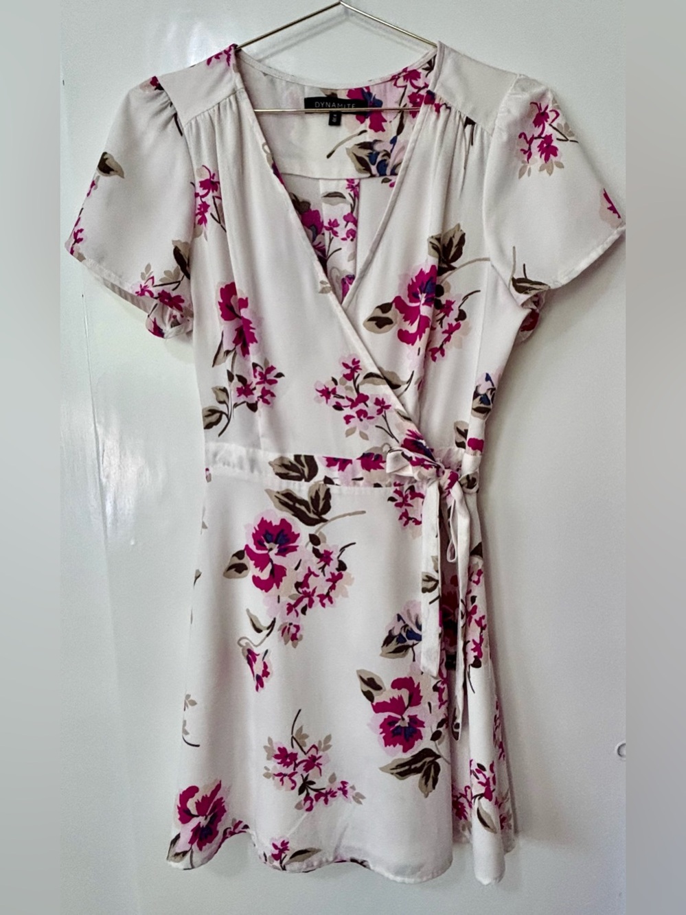 Dynamite| Feminine White Short Sleeve Wrap Dress w/Fuchsia Floral Print Sz M - Picture 2 of 8
